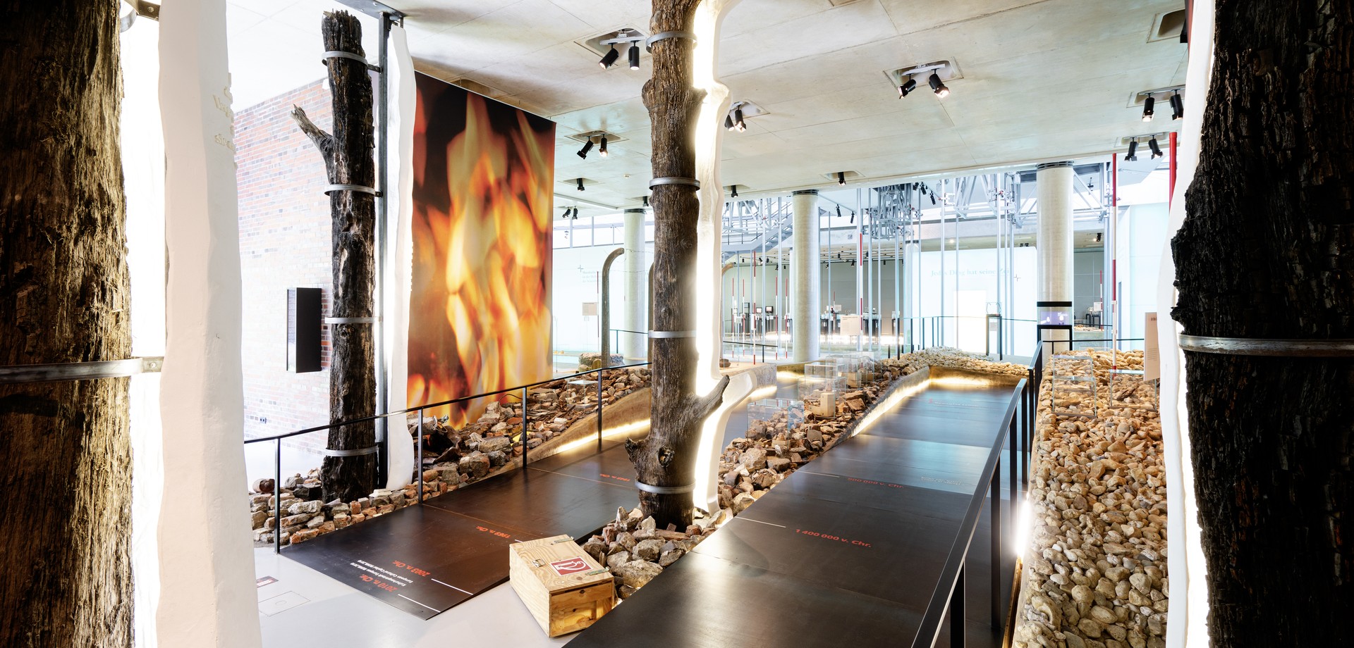 Blick in die Dauerausstellung nach betreten der Ausstellungshalle. Blick in die Dauerausstellung nach betreten der Ausstellungshalle.